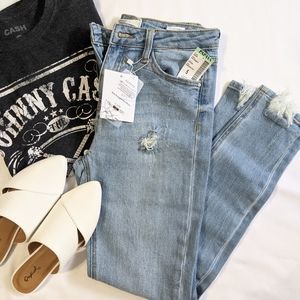 ❌SOLD❌ NWT Papaya Lightly Distressed Jeans